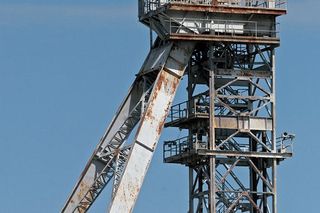 Těžební jáma 3 dolu Hamry, kdysi sloužila k mechanické těžbě uranu. Dnes je důl opuštěný, nedaleko stojí rezavá nákladní auta s nádržemi na chemikálie.