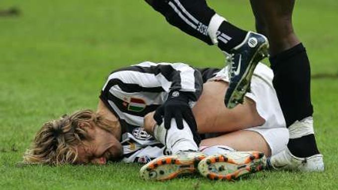 Pavel Nedvěd z Juventusu Turín leží na trávníku po jednom z nevybíravých zákroků soupeře. Takto jej v ligovém utkání s Udinese skolil Ali Muntari.
