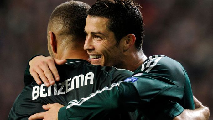 Prvním Benzemovým gratulantem byl Cristiano Ronaldo, který zajistil hattrickem ostatní góly Madridu