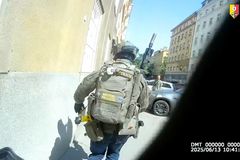 "Polož kraťasy a ukaž ruce!" Policie vtrhla do varny pervitinu "pana nepoučitelného"