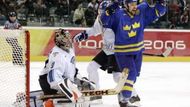 Švédský hokejista Holmström zvédá ruce nad hlavu po gólu do sítě Finska.