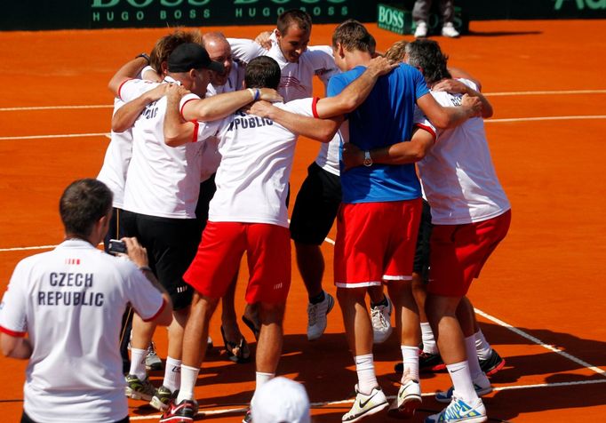 Čeští tenisté slaví postup do finále Davis Cupu 2012 po utkání Tomáše Berdycha s Atgentincem Carlosem Berlocqem.