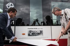 Fotky: Tramvaj 15T nově jezdí po Praze jako František Křižík. Měl by radost, řekl pravnuk vynálezce