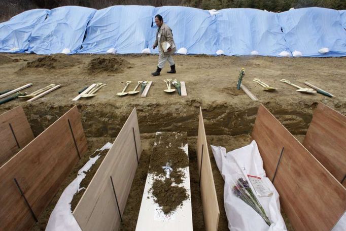 Krematorium v severojaponském městě Higaši Macušima nestačí spalovat všechna těla nalezená po zemětřesení a tsunami, městská správa proto rozhodla, že se mrtví budou dočasně pohřbívat do masových hrobů. Masový hrob pojme až tisíc mrtvých.