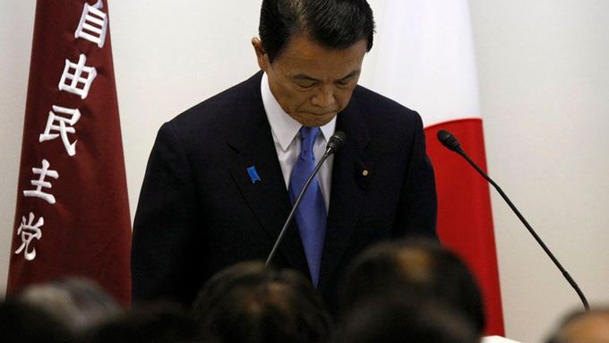 Japonský premiér Taro Aso při projevu ke své straně poté, co rozpustil parlament.