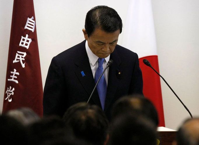 Japonský premiér Taro Aso při projevu ke své straně poté, co rozpustil parlament.