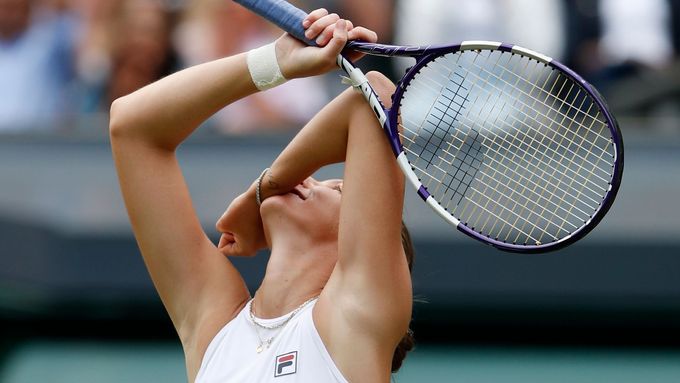 Karolína Plíšková slaví postup do finále Wimbledonu.