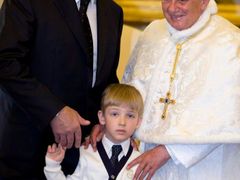Otec a syn Lukašenkovi ve společnosti svatého otce. Pětiletý Nikola předtím věnoval papeži svůj ruskojazyčný školní slabikář, jeho otec obdaroval Benedikta pravoslavnou ikonou a na oplátku si z Vatikánu odváží pamětní medaili.
