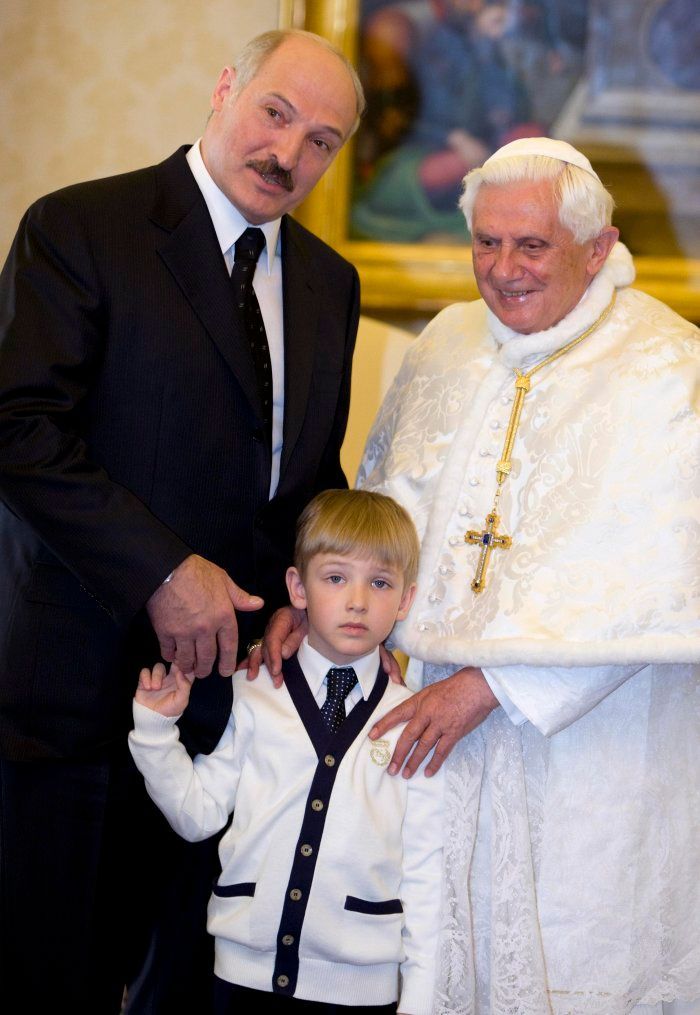 Otec a syn Lukašenkovi s papežem