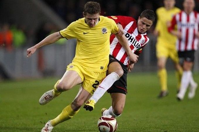 Juraj Kucka bojuje o míč s Ibrahimem Afellayem (Evropská liga 2009)
