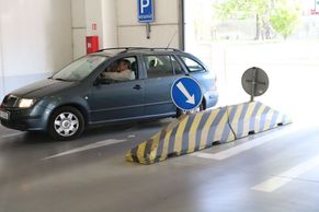 Foto: Nic pro začátečníky a vlastníky SUV. Test podzemních parkovišť v pražských nákupních centrech