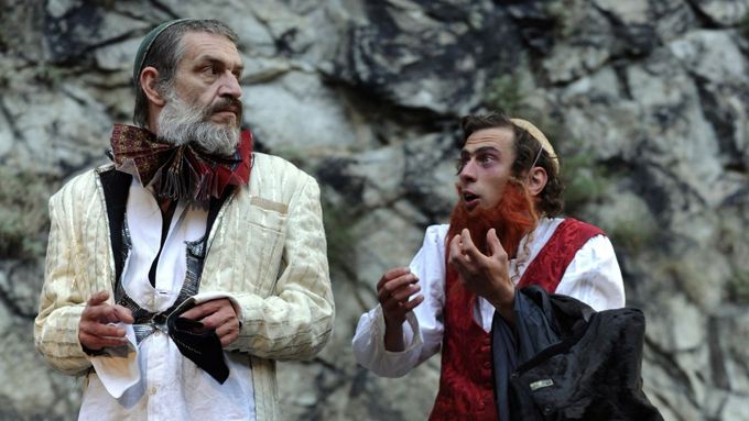 Jaroslav Achab Haidler jako Valentin a Jiří Maryško jako Poříz při zkoušce Shakespearovy hry Dva páni z Verony na hradě Střekov.