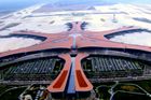 Letiště Ta-sing, které z ptačí perspektivy vypadá jako mořská hvězdice, navrhla před svou smrtí světoznámá architektka Hadidová s čínskými partnery. Komplex byl vybudován za necelých pět let, přičemž náklady na stavbu dosáhly podle zpravodajského serveru BBC kolem 11 miliard dolarů (258 miliard Kč), podle jiných zdrojů ale byly celkové náklady na projekt podstatně vyšší.