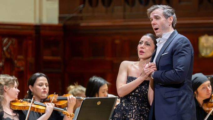 Ve Smetanově síni Obecního domu vystoupil operní pěvec Benjamin Bernheim se svou manželkou, sopranistkou Sandrou Hamaoui.