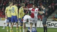 Hráči Slavie a Teplic obklopují teplického brankáře Tomáše Belice v utkání patnáctého kola Gambrinus ligy.