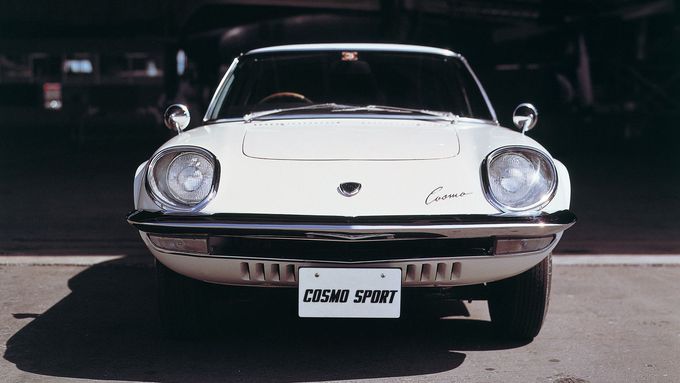 Kupé Cosmo Sport je jedním z ikonických modelů Mazda.