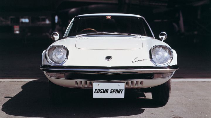 Před sto lety vyráběla korek. Mazdu ale proslavily unikátní motory a dostupný sporťák