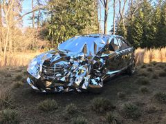 Plastika nabouraného Mercedesu třídy S je vytvořená z kousků leštěné nerezové oceli.