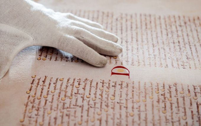 Detail pergamenových listů faksimile Codexu Gigas s viditelnou červeně zdobenou iniciálou na výstavě v Českém Dubu, 8. dubna 2013.