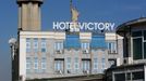 Hotel Victory na okraji Prištiny. S malou sochou svobody na střeše. Po vyhlášení nezávislosti stál pokoj 140 euro na noc.