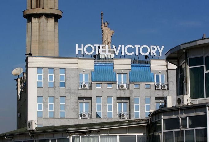 Hotel Victory na okraji Prištiny. S malou sochou svobody na střeše. Po vyhlášení nezávislosti stál pokoj 140 euro na noc.