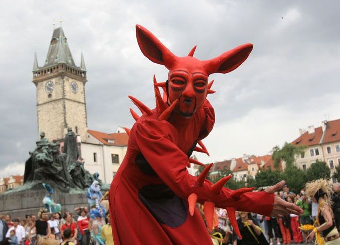 Pestrý průvod komediantů prošel v pondělí odpoledne centrem Prahy.