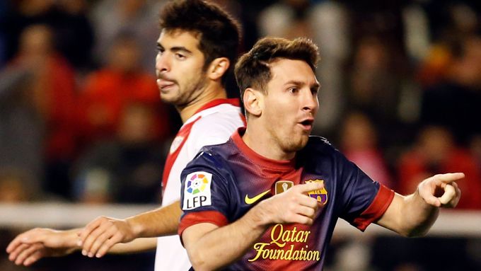 Lionel Messi slaví branku do sítě Raya Vallecana