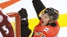 Český hokejista Roman Horák z Calgary Flames slaví svůj první gól v NHL v utkání s Coloradem Avalanche v sezóně 2011/12.