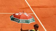 Roland Garros, to jsou i deštníky - proti slunci