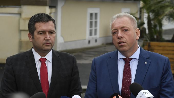 Milan Chovanec a Jan Hamáček na tiskové konferenci v Lánech 13. 11. 2017.