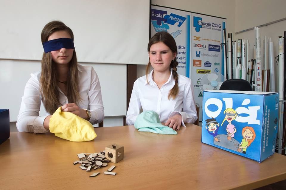 Studentky s hrou pro zdravé i nevidomé
