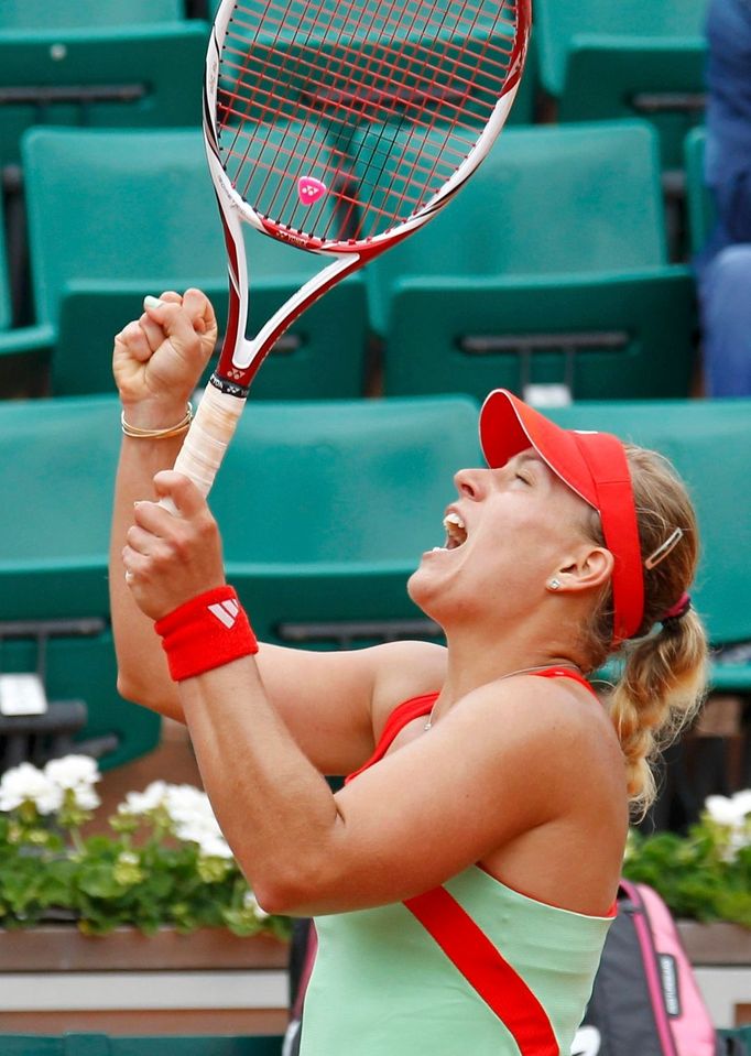 Německá tenistka Angelique Kerberová se raduje z vítězství nad Chorvatkou Petrou Martičovou během osmifinálového utkání French Open 2012.