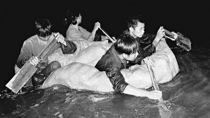 Uprchlíci z Číny při plavbě do Hongkongu v 60. letech 20. století.