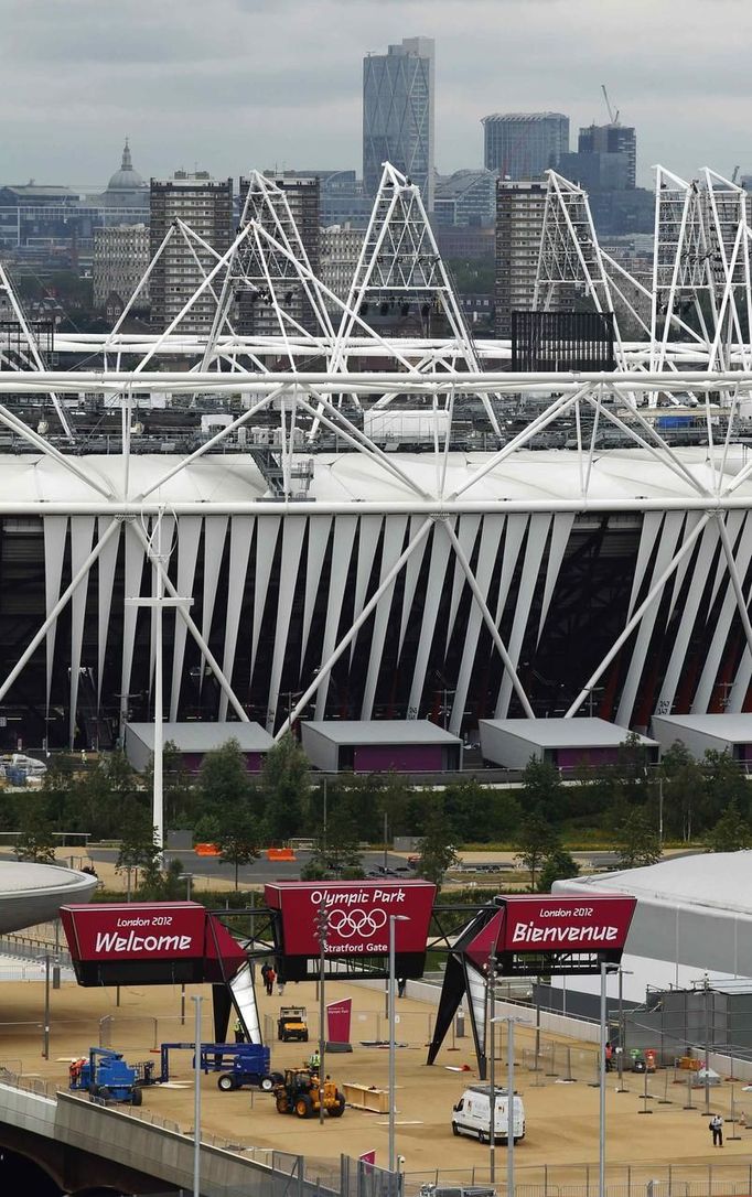 Work continues on the entry routes to the Olympic Stadium at Stratford in London July 3, 2012. The London 2012 Olympic Games run from July 27 to August 12. REUTERS/Luke MacGregor (BRITAIN - Tags: SPORT OLYMPICS ATHLETICS CITYSPACE) Published: Čec. 3, 2012, 5:03 odp.