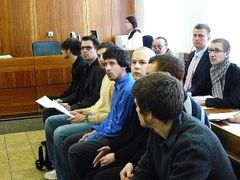Členové umělecké skupiny Ztohoven na lavici obžalovaných u Okresního soudu v Trutnově