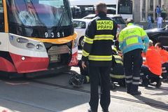 Tramvaj srazila v Praze na Andělu chodkyni, vyprostit ji museli hasiči