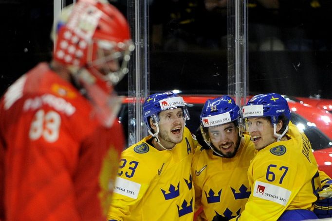 Švédové Oliver Ekman-Larsson, Mika Zibanejad a Rickard Rakell slaví úspěšnou trefu v ruské brance.