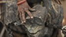 A local woman prepares to carry coal at an open coal field at Dhanbad district in the eastern Indian state of Jharkhand September 19, 2012. With oil and gas output disappointing and hydropower at full throttle, Asia's third-largest economy still relies on coal for most of its vast energy needs. About 75 percent of India's coal demand is met by domestic production and, according to government plans, that won't change over the next five years. Picture taken September 19, 2012. To match INDIA-COAL/ REUTERS/Ahmad Masood (INDIA - Tags: BUSINESS EMPLOYMENT ENERGY SOCIETY ENVIRONMENT) Published: Říj. 21, 2012, 10:13 odp.