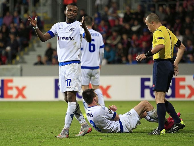 EL, Plzeň-Minsk: Umaru Bangura (17) a rozhodčí Marius Avram