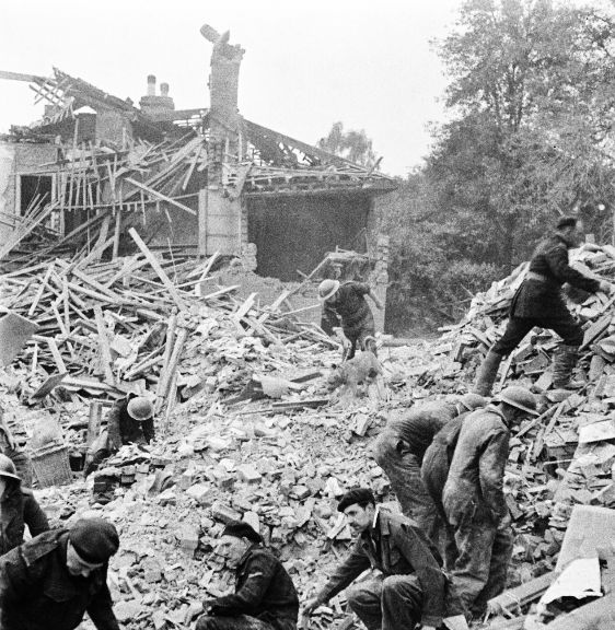 Záběry ze záchranných prací na Highland Road v londýnském Norwoodu. | Foto: Imperial War Museums / IWM