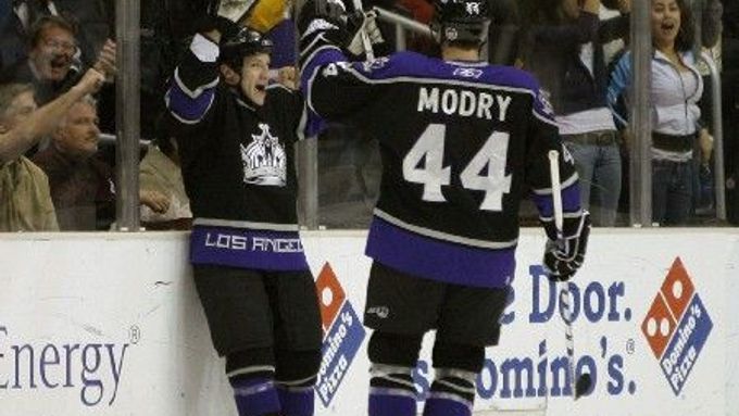 Obránce Los Angeles Kings Jaroslav Modrý (vpravo) jede gratulovat svému spoluhráči Noahu Clarkovi, který dal svůj první gól v NHL proti Edmontonu.
