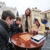Miloš Zeman oznámil kandidaturu na prezidenta - jeho TK, aktivisté před Hradem