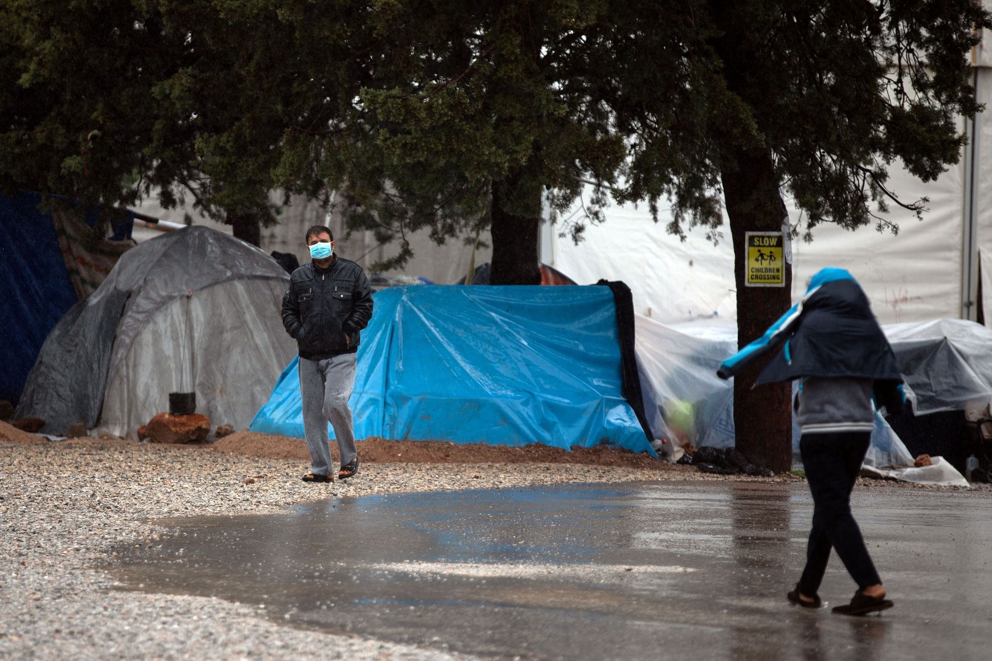 Řecký uprchlický tábor Malakasa, který je během koronavirové krize v karanténě.