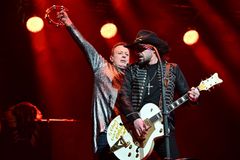 Kapela Lucie se rozpadla, i přes to hraje dál.  Pražský koncert připomínal besídku