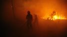 Firefighters attempt to extinguish a fire burning in Povoa de Calde, near Viseu September 5, 2012. Over 500 firefighters have been mobilized to tackle this fire which has already burned more than 3000 hectares, according to the civil defence REUTERS/Rafael Marchante (PORTUGAL - Tags: DISASTER ENVIRONMENT TPX IMAGES OF THE DAY) Published: Zář. 5, 2012, 2:14 dop.