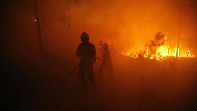 Firefighters attempt to extinguish a fire burning in Povoa de Calde, near Viseu September 5, 2012. Over 500 firefighters have been mobilized to tackle this fire which has already burned more than 3000 hectares, according to the civil defence REUTERS/Rafael Marchante (PORTUGAL - Tags: DISASTER ENVIRONMENT TPX IMAGES OF THE DAY) Published: Zář. 5, 2012, 2:14 dop.