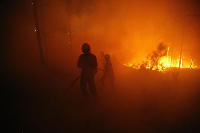 Firefighters attempt to extinguish a fire burning in Povoa de Calde, near Viseu September 5, 2012. Over 500 firefighters have been mobilized to tackle this fire which has already burned more than 3000 hectares, according to the civil defence REUTERS/Rafael Marchante (PORTUGAL - Tags: DISASTER ENVIRONMENT TPX IMAGES OF THE DAY) Published: Zář. 5, 2012, 2:14 dop.