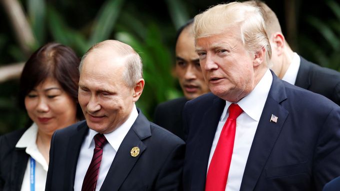 Americký prezident Donald Trump se svým ruským protějškem Vladimirem Putinem.