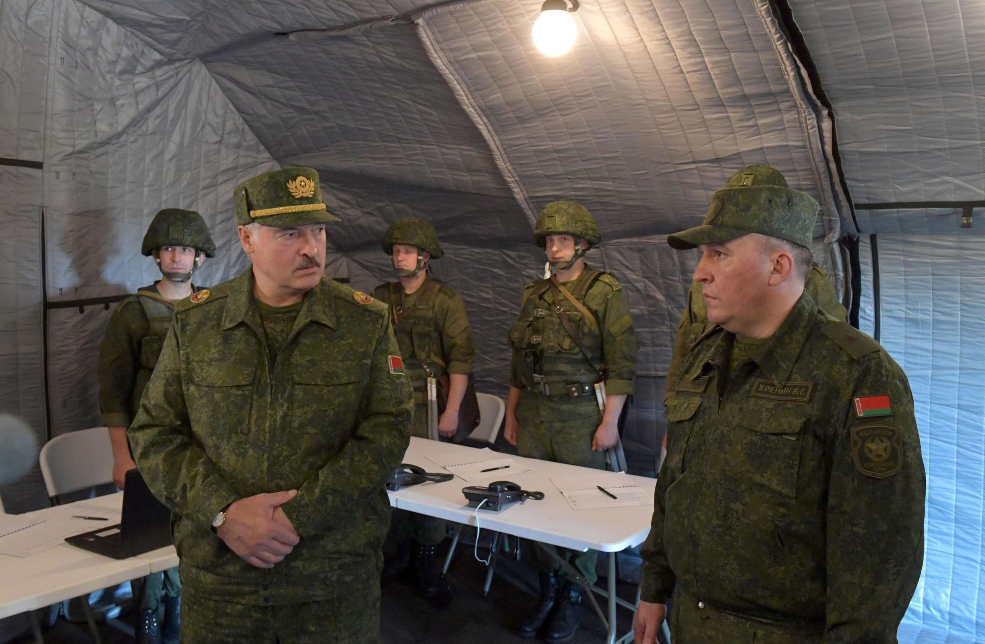 Alexandr Lukašenko na návštěvě vojenské základny v Hrodnu 22.srpna.