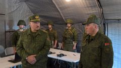 Alexandr Lukašenko na návštěvě vojenské základny v Hrodnu 22.srpna.